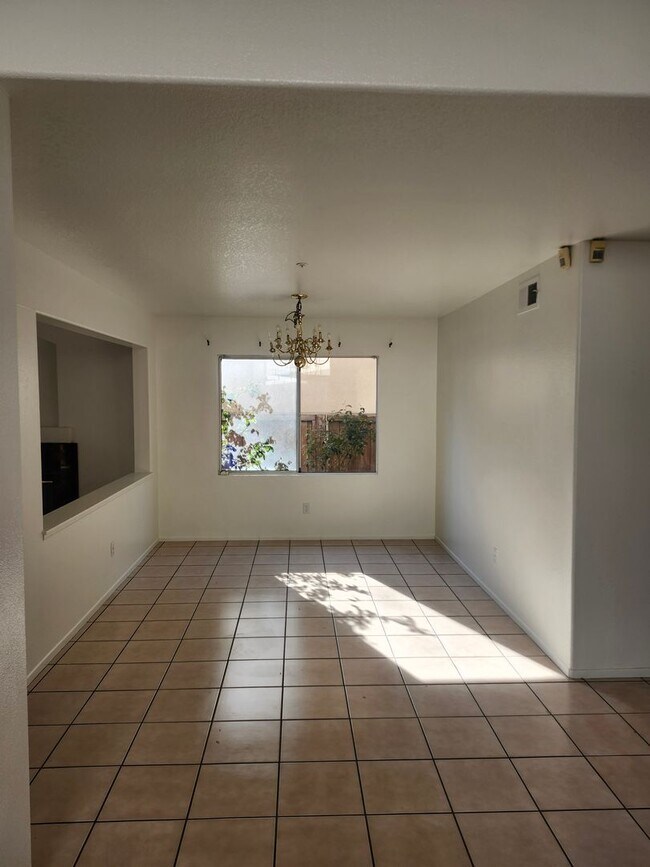 Building Photo - Spacious 4-Bedroom Home in a Prime Location