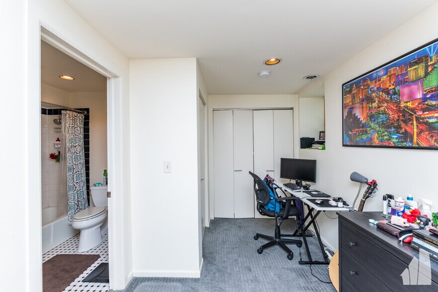 Building Photo - 1301 N Hoyne Ave