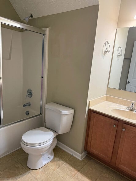 Full Bathroom - 1509 Bridgeton Way