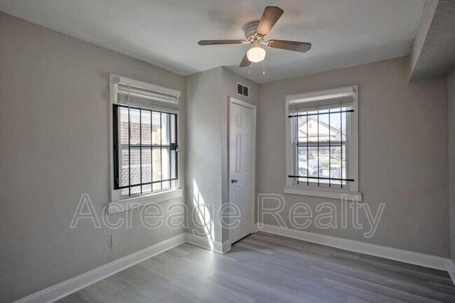 Building Photo - 2036 W 11th St