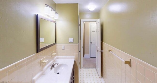 Building Photo - 707 Sir Walter Cir