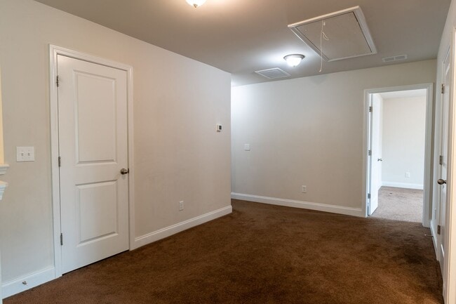 Building Photo - Modern Living in the Heart of Summerville!