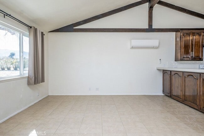 Building Photo - Beautiful 2 Bedroom Home