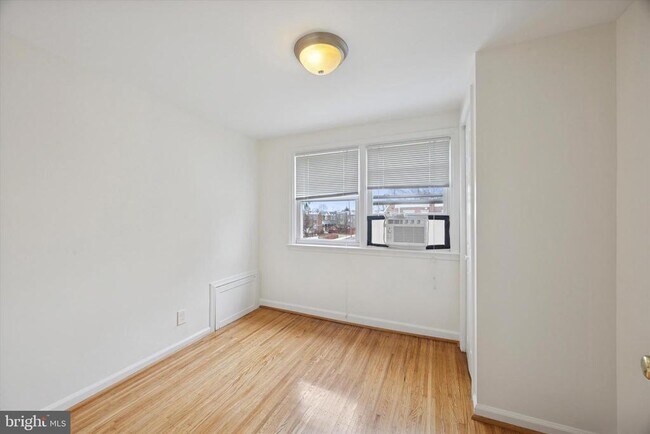 Building Photo - 519 Acorn St