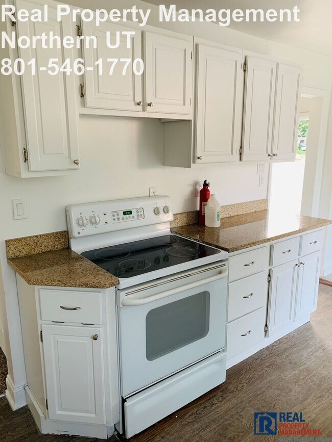 Building Photo - 4 Bedroom 2 Bath Ogden Home Available Now!
