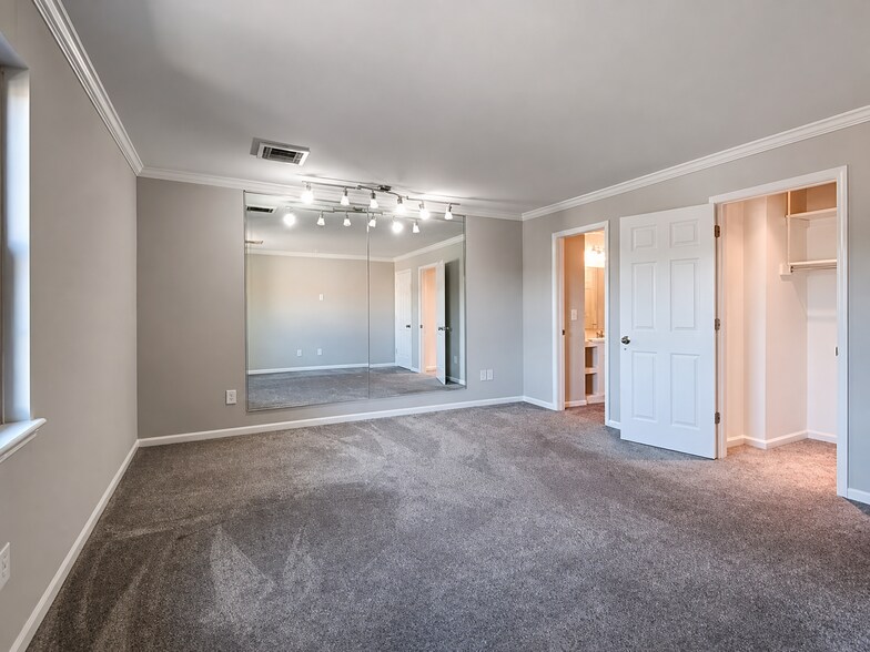 Building Photo - 121 Ellington Pl