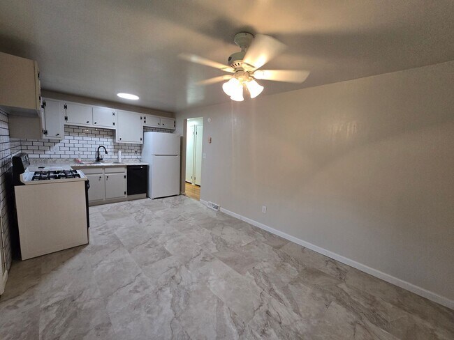 Building Photo - Beautiful 3 Bedroom Split Entry - Plum School District - AVAILABLE NOW