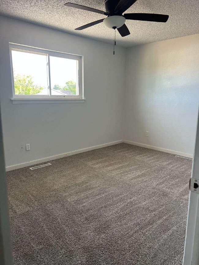 Building Photo - 4 bedroom single family home!