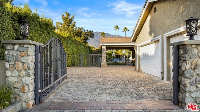 Building Photo - 1047 E Pomello Dr