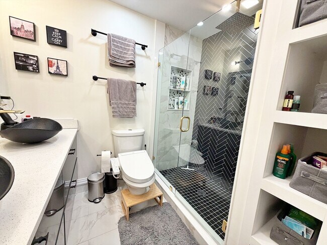 Building Photo - 63 Marion St