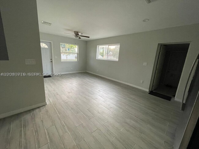 Building Photo - 3921 SW 31st Dr