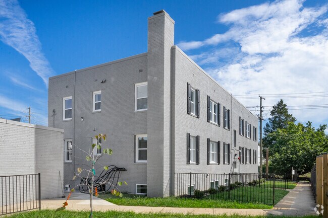 Building Photo - 324 61st St NE