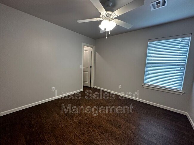 Building Photo - 11416 N Lincoln Blvd