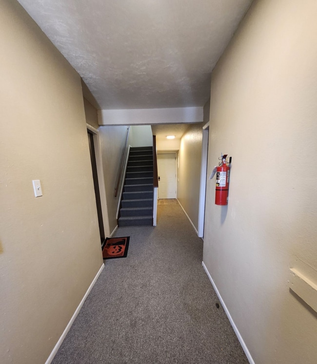 Building Photo - Updated 2-Bed, 1-Bath Apartment – On-Site Laundry | Move-In Special: Get 50% Off Your First Month...