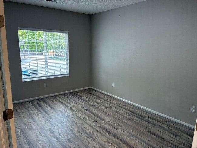Building Photo - 3 Bedroom 2 Bathroom Ranch Style Home!