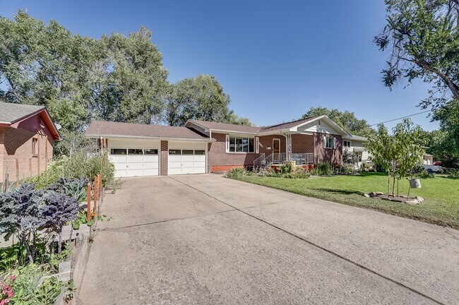 Building Photo - 4 bed, 2 bath Ranch Home near City Park W/ Finished Bsmt & Fenced Yard!