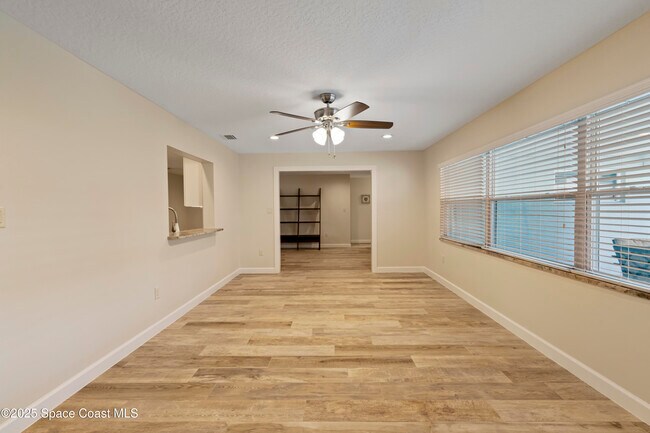 Building Photo - 215 S Robert Way