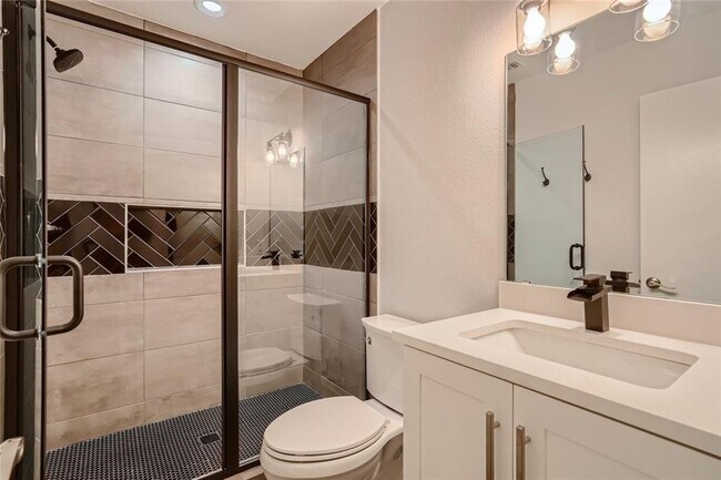 Building Photo - 6204 Shadow Valley Dr