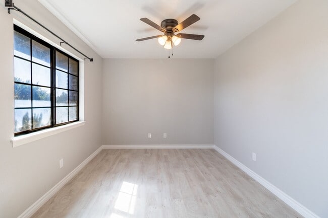 Building Photo - Beautiful 3/2 Apple Valley Home