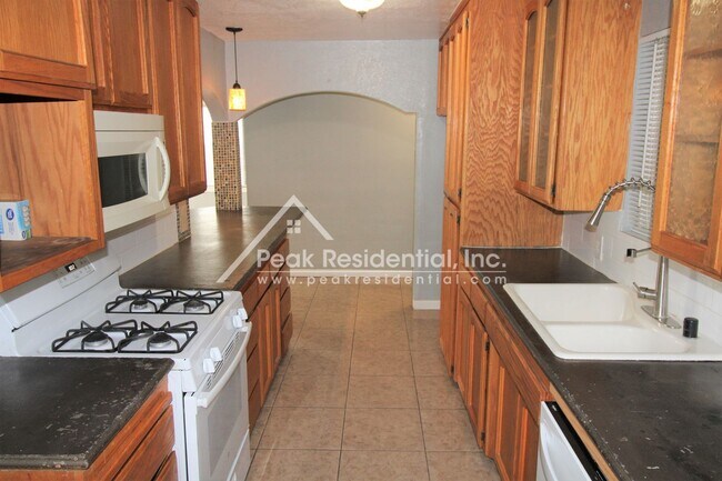 Building Photo - Fruitridge Manor 3bd/1ba House with Garage