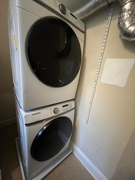 Washer/Dryer - 1633 E River Ter