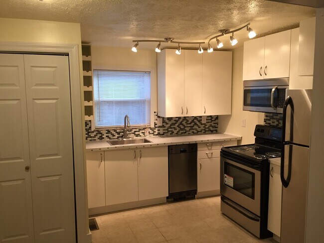 Building Photo - 3 Bedroom Home for Rent