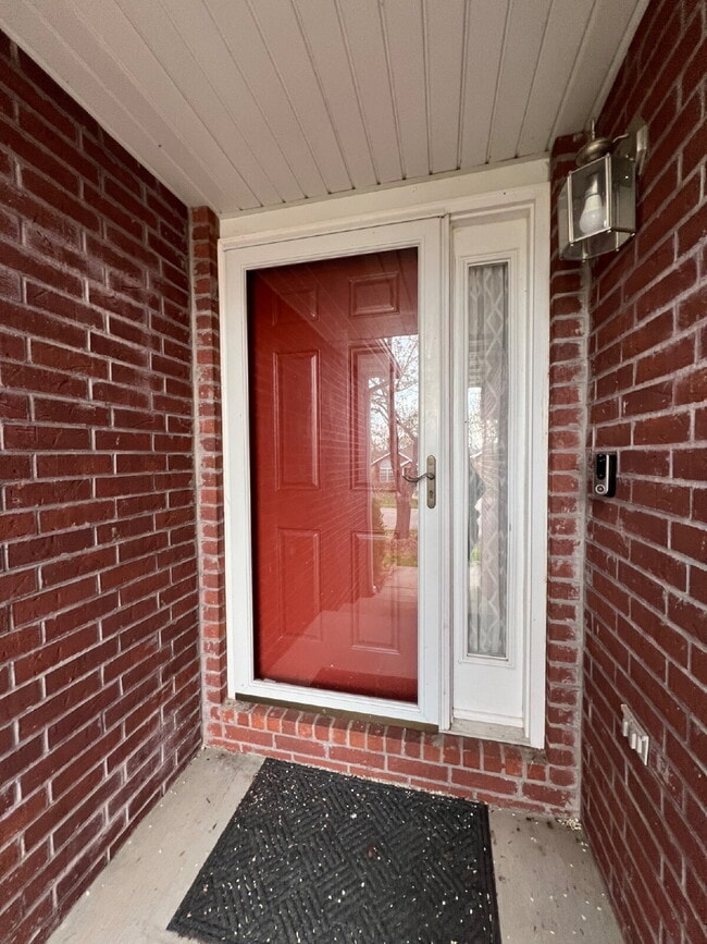 Building Photo - 3BR / 2BA  - with Fenced in backyard