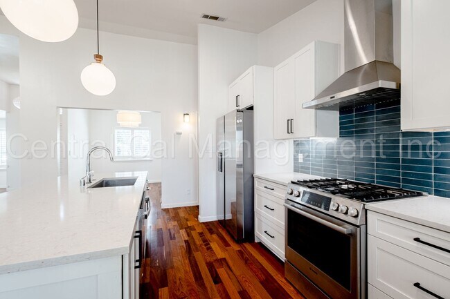 Building Photo - 4 Bedroom/2 Bath Home with a Pool and Sola...