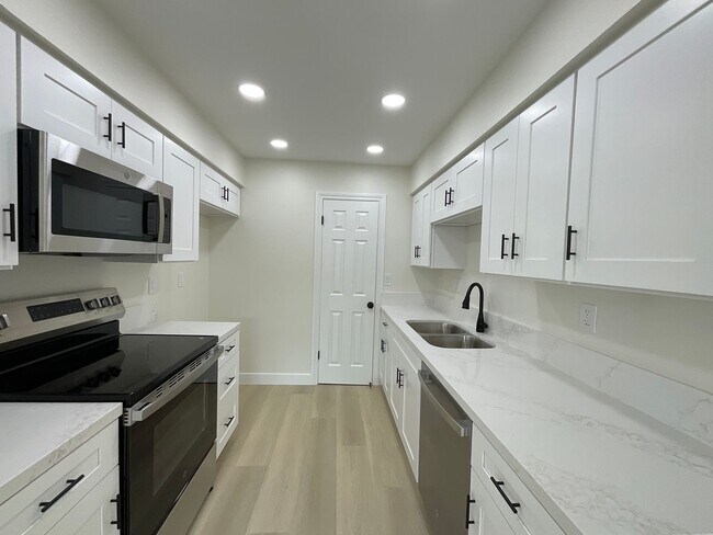 Building Photo - Villa Pacific: Remodeled 2 Bedroom 1.5 Bath Attached Townhouse,