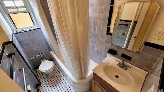 Building Photo - 4 Maple Dr