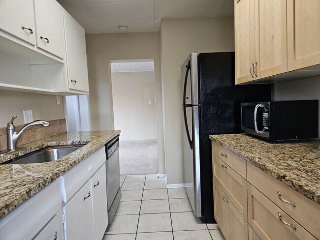 Building Photo - Highlands 1 Bedroom 1 Bath w/ Yard and Laundry!