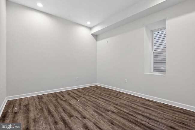 Building Photo - 980 N Marshall St