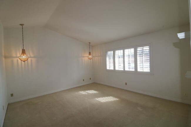 Building Photo - Beautiful home for Lease in Newbury Park!