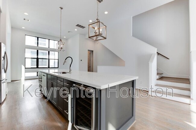 Building Photo - 2928 Lamar St