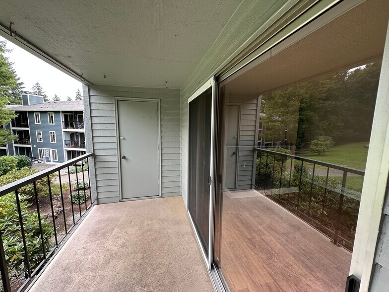 Building Photo - 4641 W Lake Sammamish Pky SE
