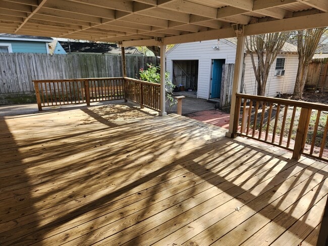 Building Photo - 3221 Lawnview St