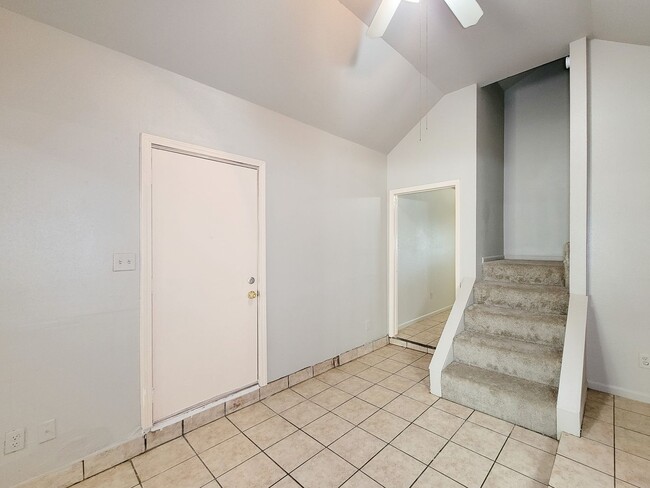 Building Photo - This charming home offers 3 bedrooms and 2...