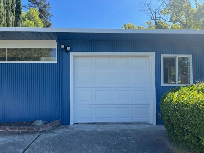 Building Photo - GORGEOUS 4 Bed/3 Bath Home *New Flooring* ...