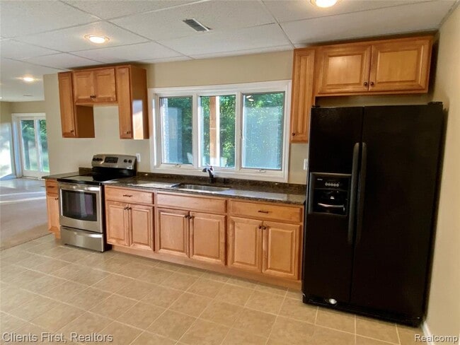 Building Photo - 7233 Oakwood Dr