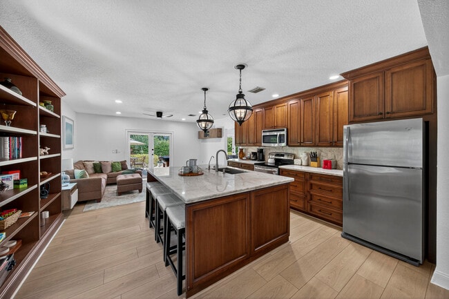 Building Photo - 510 NE 8th Ave