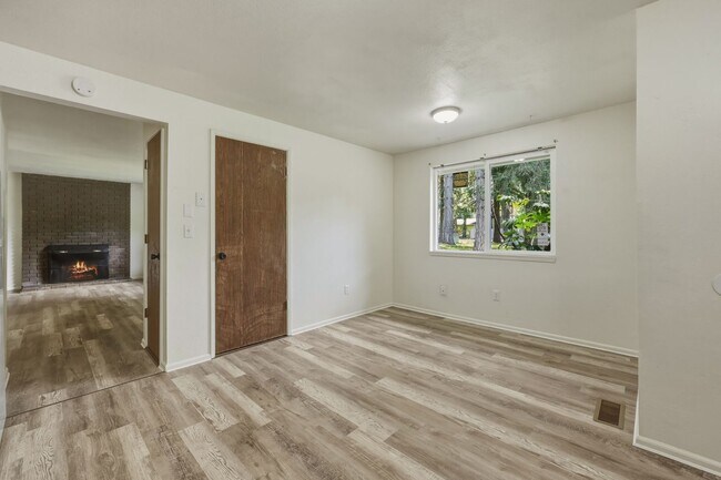 Building Photo - MOVE IN READY NOW!! 4 bed 1 bath on shy half acre! North Thurston School District
