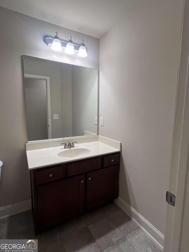 Building Photo - 225 Holdings Dr