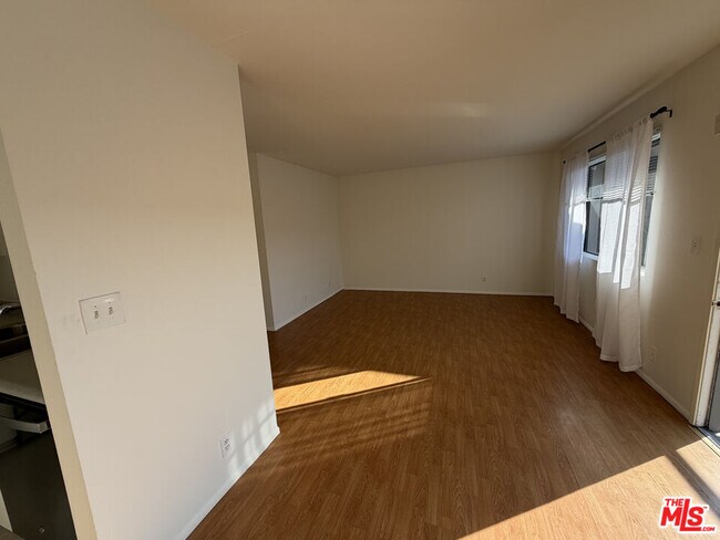 Building Photo - 326 S Manhattan Pl