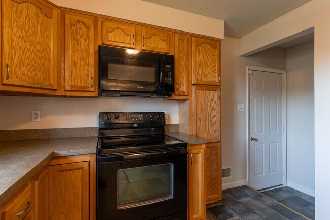 Building Photo - Welcome to this charming 3-bedroom, 2 full...