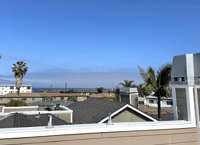 Building Photo - Beautiful 3 bedroom detached townhome with...