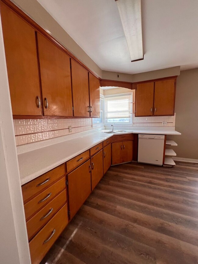 Building Photo - Section 8 Accepted: Affordable 3 Bed, 1 Ba...