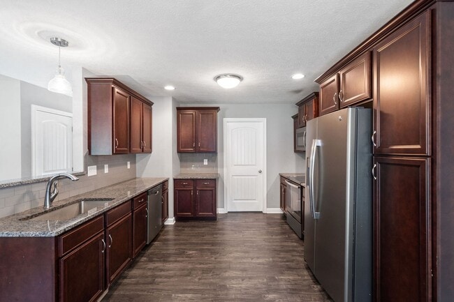 Building Photo - Gorgeous Single-Family with a Large Fenced Backyard!