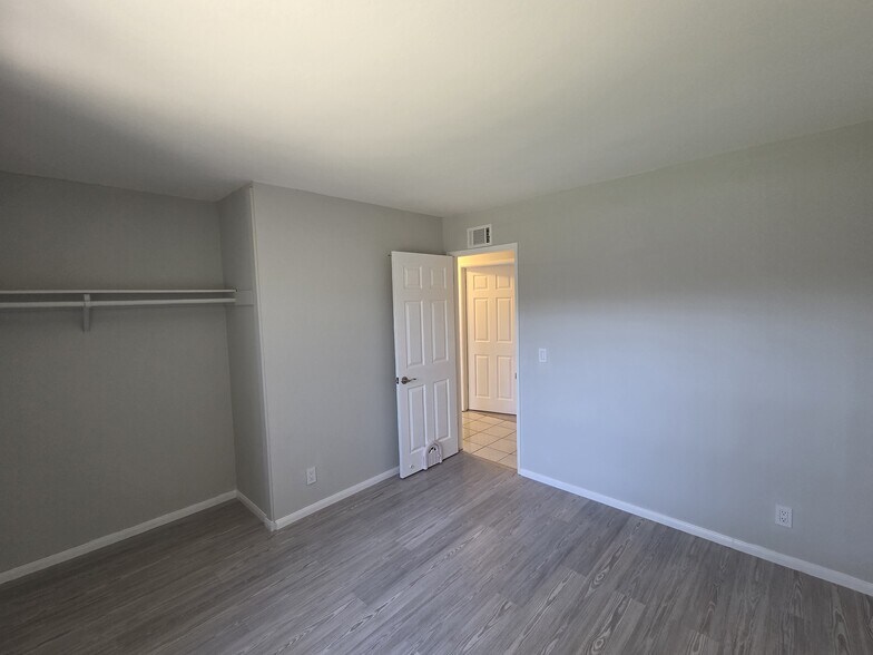 Building Photo - 14232 Matisse Ave
