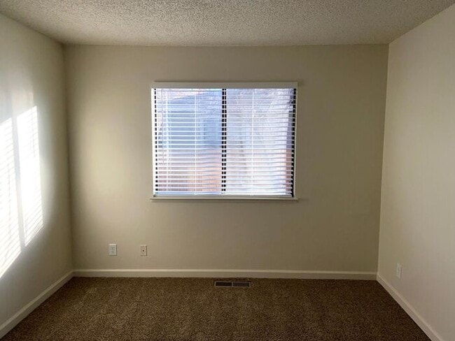 Building Photo - Reno Duplex - Garage, Dishwasher, Washer/Dryer, Central A/C