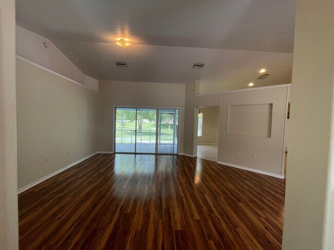 Building Photo - 3 Bedroom 2 bath 2 Car Garage situated on a large Corner Lot in SW Ocala